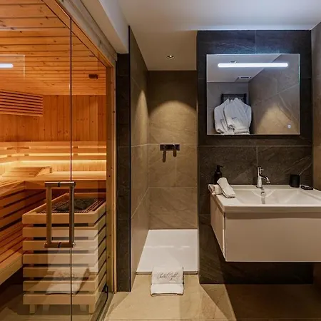 Luxury - Fireplace Heated Pool & Sauna *