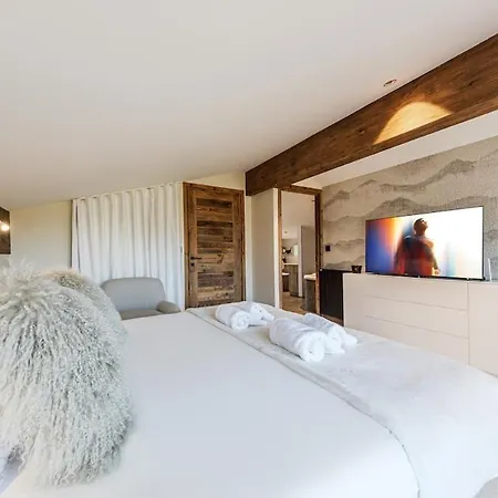 Luxury - Fireplace Heated Pool & Sauna *