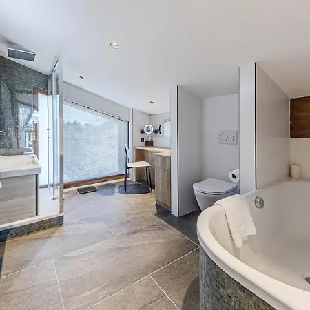 Luxury - Fireplace Heated Pool & Sauna *
