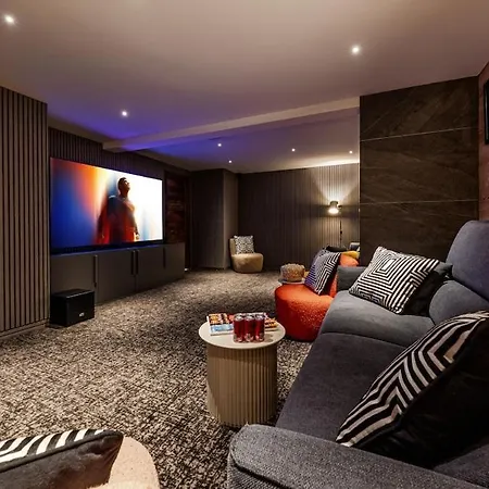 Semesterbostad Luxury - Fireplace Heated Pool & Sauna